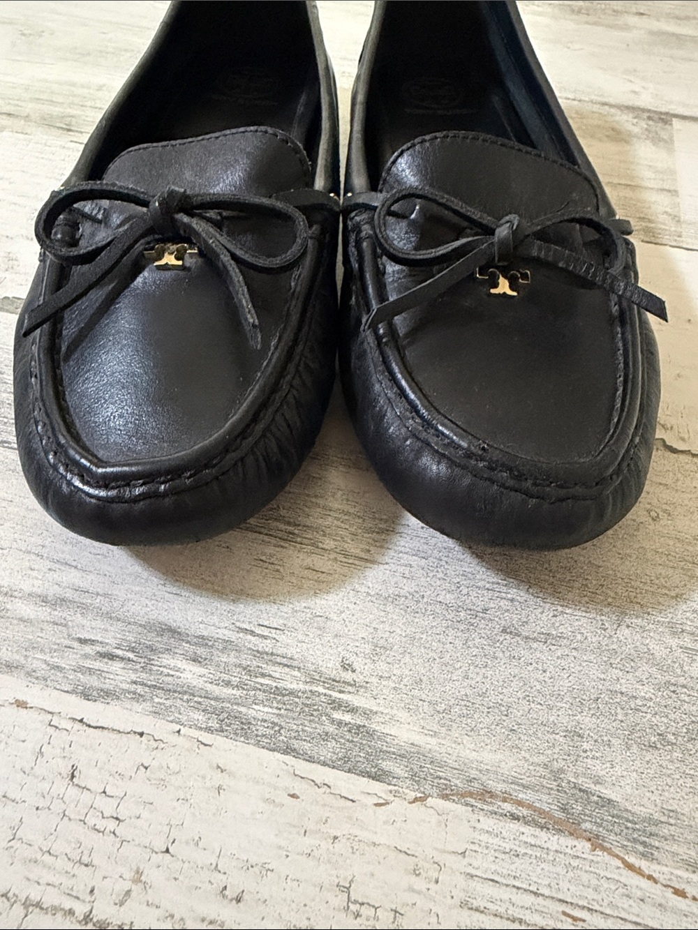 Tory Burch Black Leather Bow-Trim Driving Loafers with Gold Logo - Picture 7 of 10